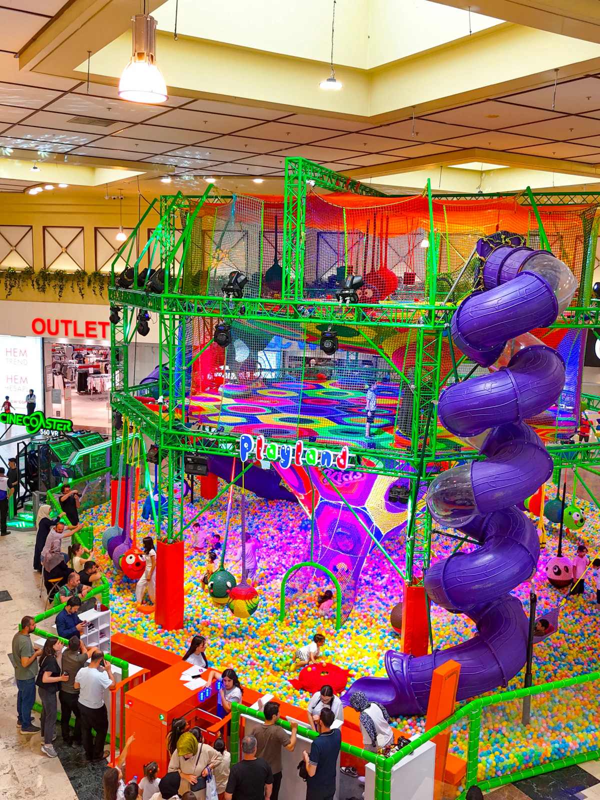 Kapalı alanda çok katlı RopeKids oyun parkı