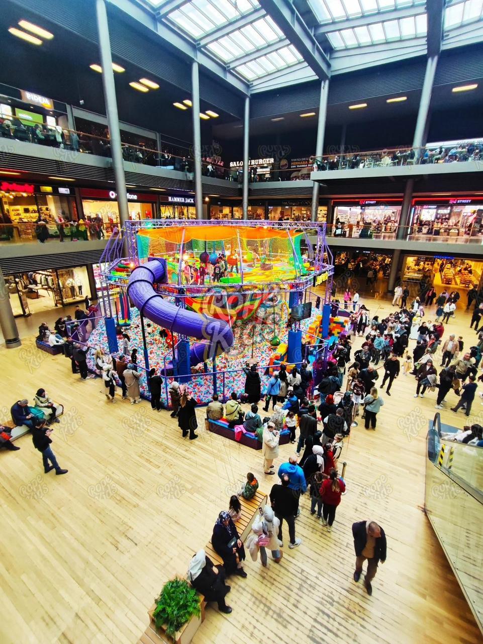 Alışveriş merkezinde yoğun ilgi gören RopeKids oyun parkı